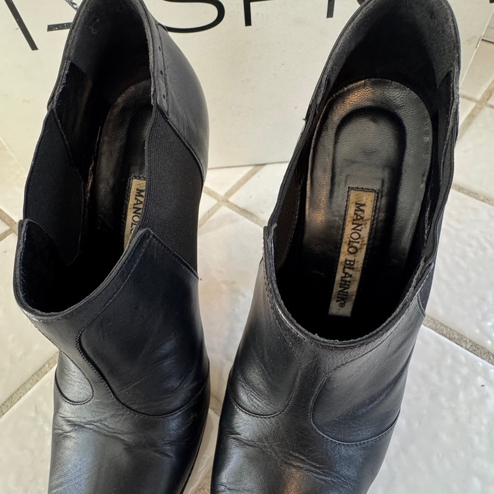 Manolo Blahnik Black Pointed-Toe Leather Ankle Booties - Women - Picture 4 of 8